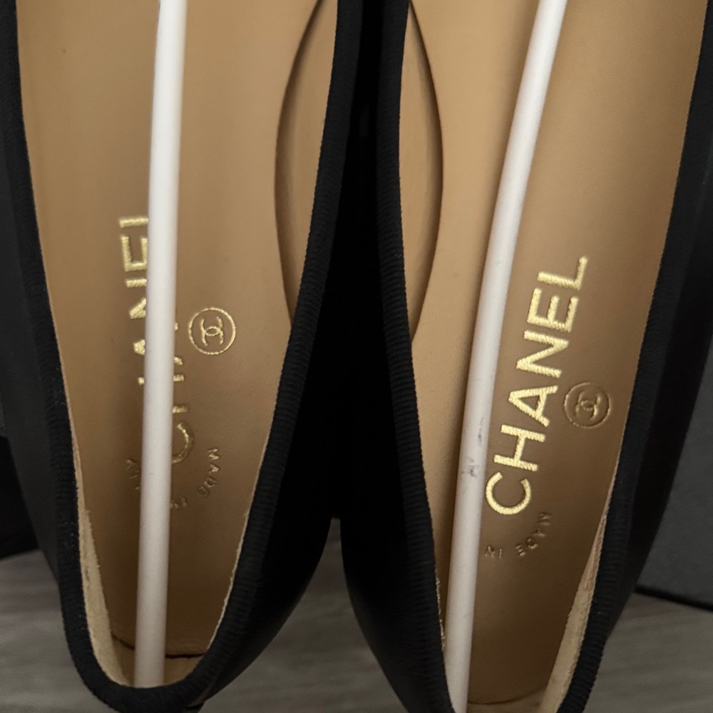 CHANEL Ballet Flats - Lambskin and Patent - Picture 2 of 5